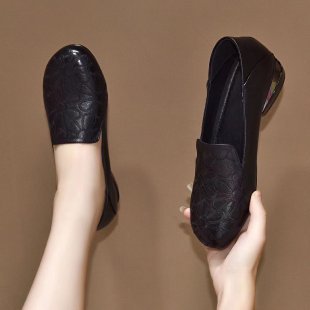 Vintage Round Toe Embroidered Low Heel Casual Women's Leather Shoes